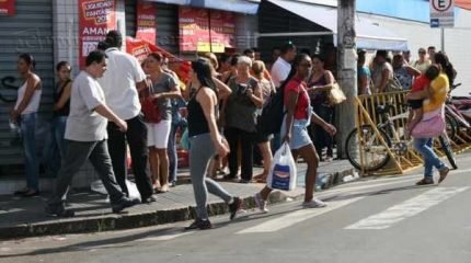 Movimentação numa loja na rua 3, no Centro de Rio Claro