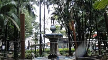 LAMENTÁVEL: marginais danificaram a imagem do Índio (foto) e furtaram a estátua Diana