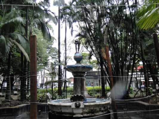 LAMENTÁVEL: marginais danificaram a imagem do Índio (foto) e furtaram a estátua Diana