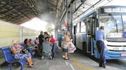Passageiros aguardam por ônibus no terminal urbano que fica na antiga Estação Ferroviária no Centro de Rio Claro