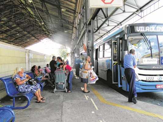 Passageiros aguardam por ônibus no terminal urbano que fica na antiga Estação Ferroviária no Centro de Rio Claro