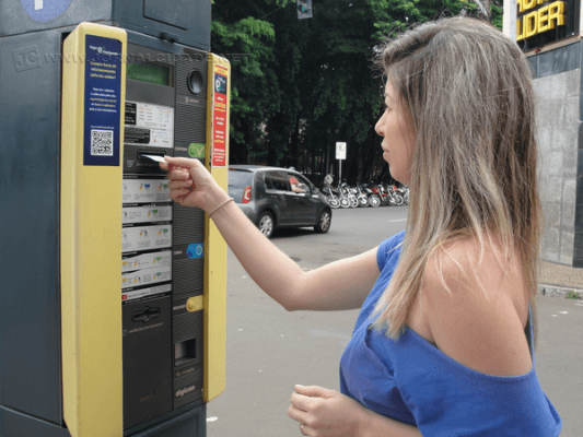 Andréia utiliza frequentemente o parquímetro que fica no cruzamento da Rua 3 com a Avenida 2, no Centro de Rio Claro