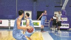 Dedé Barbosa (ao fundo) orienta jogadores a todo momento durante os treinos da equipe na quadra do ginásio Felipe Karam