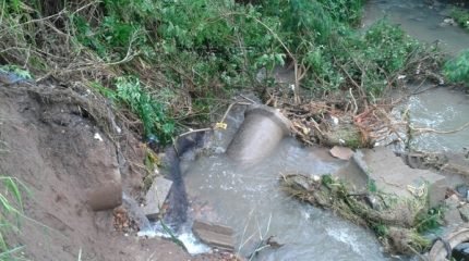 Na imagem, tubulação que se rompeu. Com o rompimento, Defesa Civil isolou a área. Secretaria de Obras encaminhou técnicos ao local para fazer vistoria