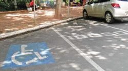 Vagas de estacionamento reservadas para idosos e pessoas com deficiência localizadas na Rua 3, no Jardim Público