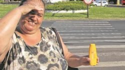 Munícipe Vânia Teixeira da Silva exibe o protetor solar: produto indispensável para conter os efeitos das altas temperaturas