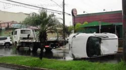 Um guinho removeu o carro após capotamento na Rua 14