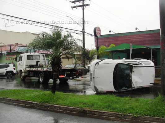 Um guinho removeu o carro após capotamento na Rua 14
