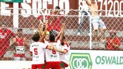 Aos olhos festivos de torcedores, o meia André Mococa comemora seu gol com companheiros. (Foto: Ale Vianna/CA Juventus)