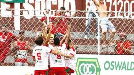 Aos olhos festivos de torcedores, o meia André Mococa comemora seu gol com companheiros. (Foto: Ale Vianna/CA Juventus)