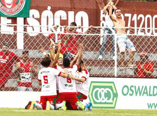 Aos olhos festivos de torcedores, o meia André Mococa comemora seu gol com companheiros. (Foto: Ale Vianna/CA Juventus)