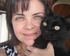 Ana Dantas e Bia, uma das personagens reais de seus livros sobre a responsabilidade da adoção animal para crianças