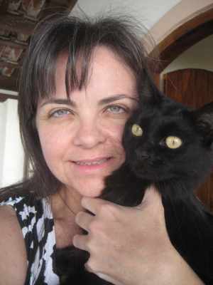 Ana Dantas e Bia, uma das personagens reais de seus livros sobre a responsabilidade da adoção animal para crianças