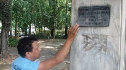 O servidor municipal mostra tentativa de furto de placa do Jubileu de Ouro do Lions Internacional