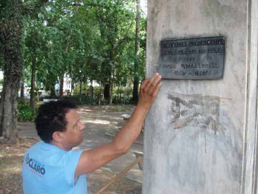 O servidor municipal mostra tentativa de furto de placa do Jubileu de Ouro do Lions Internacional