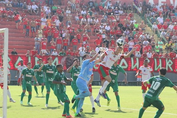 Zagueiro e capitão do Rubro-Verde, Tiago Bernardi, expulso na última rodada, será um dos desfalques do time neste jogo