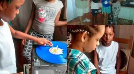 Crianças acima de 8 anos participam de aulas de DJs