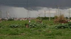 O caminhão de lixo passa apenas duas vezes por semana, e há muitos terrenos abandonados com acúmulo de materiais