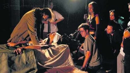 Os alunos do curso aprendem, ao longo de todo ano, as cinco áreas do cinema: fotografia, direção, produção, arte e som