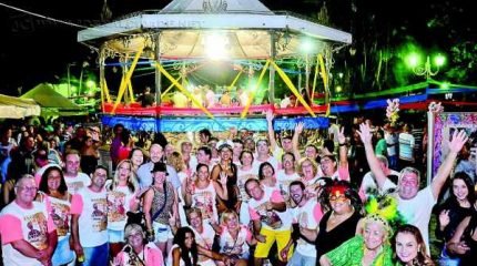 Floriza Stein (com fantasia verde à direita na foto em destaque) é a homenageada deste ano no cordão da ‘Banda do Coreto’, que resgata as marchinhas de Carnaval