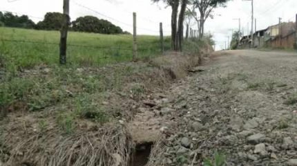 Moradores locais pedem para que as ruas do bairro recebam mais atenção