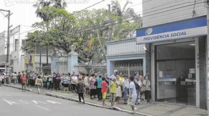 Longa fila de cidadãos se formou na frente do INSS, na Rua 3, logo nas primeiras horas da manhã de sexta-feira (26)