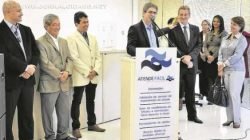 O prefeito de Rio Claro Du Altimari (ao centro) e o secretário de Finanças, Japyr Pimentel, à esquerda na foto, com paletó claro