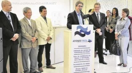 O prefeito de Rio Claro Du Altimari (ao centro) e o secretário de Finanças, Japyr Pimentel, à esquerda na foto, com paletó claro