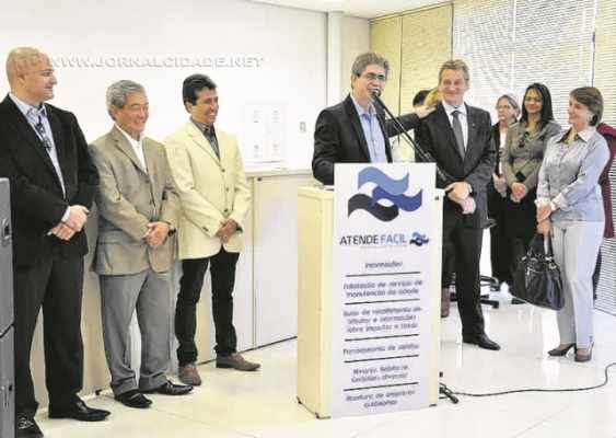 O prefeito de Rio Claro Du Altimari (ao centro) e o secretário de Finanças, Japyr Pimentel, à esquerda na foto, com paletó claro