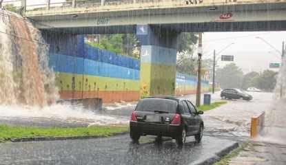 Temporal gerou alagamentos em sete pontos da cidade, incluindo pontilhão da Avenida 29