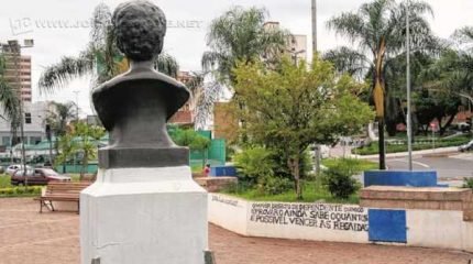 Fonte de uma das principais praças da cidade de Rio Claro foi pichada com frases reflexivas; outros pontos do município também já tiveram a mesma ‘intervenção’