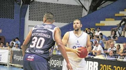 Atílio fez seu melhor jogo até agora, com um duplo-duplo, com 17 pontos e 10 rebotes