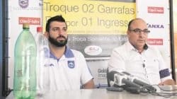 O diretor de marketing do Galo Azul, Danilo Gil, e Edivaldo Ferraz (à direita) durante coletiva de imprensa no Schmidtão