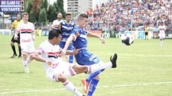 Com um a mais desde os 25 minutos do primeiro tempo, o Galo Azul, mais consistente, dominou, perdeu pênalti e a chance de vencer