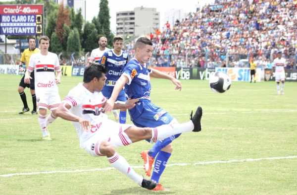 Com um a mais desde os 25 minutos do primeiro tempo, o Galo Azul, mais consistente, dominou, perdeu pênalti e a chance de vencer