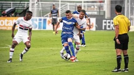 Galo Azul fez jogo equilibrado, mas sofreu gol de bola parada. Com 4 pontos, segue na zona do rebaixamento, na 17ª posição (Foto: Luciano Urbancic)