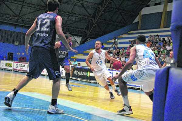 Na disputa do primeiro turno do NBB, as equipes jogaram no ginásio Felipe Karam, com vitória do Bauru, por 72 a 63