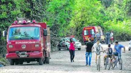 A movimentação das viaturas do Corpo de Bombeiros, Resgate e Polícia Militar chama a atenção de moradores da região