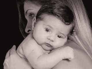 Suelen Gaiotto e sua filha Maria Clara com meses de vida