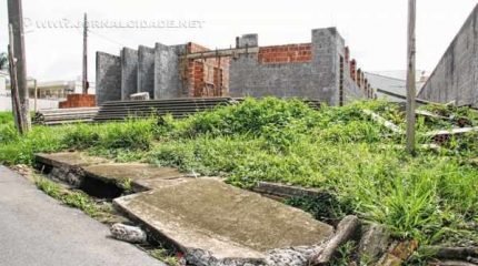 Unidade Básica de Saúde, que deveria ter sido entregue em setembro de 2015, está com as obras paralisadas no bairro Bela Vista; outras UBSs também estão com atraso na entrega