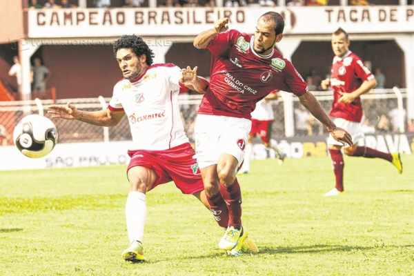 Na estreia, o Velo Clube teve, além do gol, mais duas chances claras de balançar as redes e ataque agradou a João Vallim