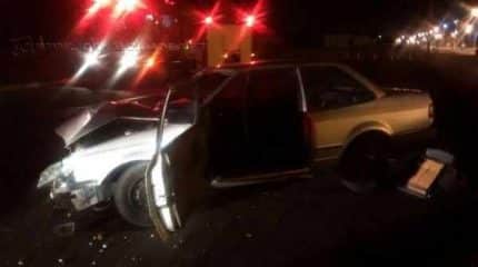 Carro ficou com a dianteira parcialmente destruída após colidir contra poste