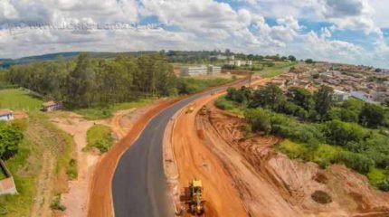 A ampla urbanização daquele segmento do anel viário prevê também largas calçadas, ciclovia e paisagismo