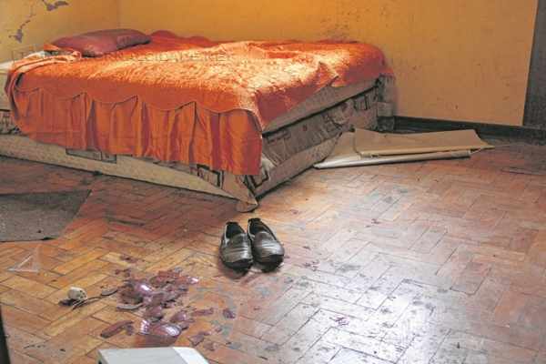 Homem tem ataque de fúria, quebra a casa e mata um cachorro no bairro Bela Vista