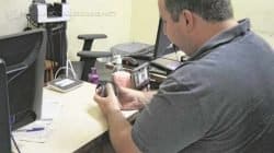 Eleitor faz cadastramento biométrico no cartório da 110ª zona eleitoral de Rio Claro