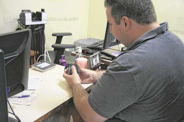 Eleitor faz cadastramento biométrico no cartório da 110ª zona eleitoral de Rio Claro