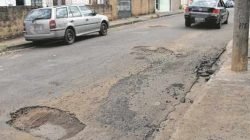 Más condições do asfalto na Rua Jacutinga dificulta a vida dos motoristas que passam pelo local