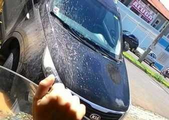 Carro caiu em buraco na Avenida 4 com a Rua 14 (Foto: Gabrielle Cristina)