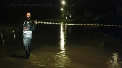 Equipes da GCM e Defesa Civil sinalizaram via na região do Jardim São Paulo