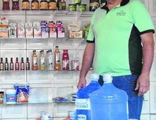 Empresário que trabalha com venda de água revela que a procura por galões é alta no verão